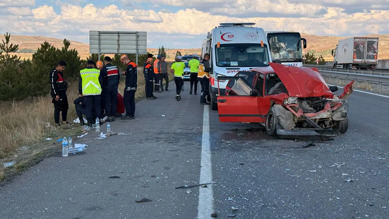 Sivas'ta Çarpıcı Trafik Kazası: Otomobil TIR'ına Arkadan Çarptı, 6 Yaralı