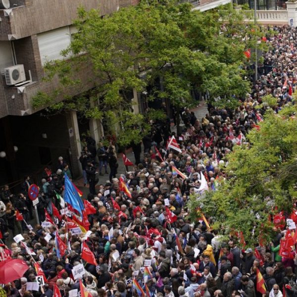 Madrid'de toplanan binlerce kişi, İspanya Başbakanı Sanchez'e istifa etmemesi çağrısında bulundu.