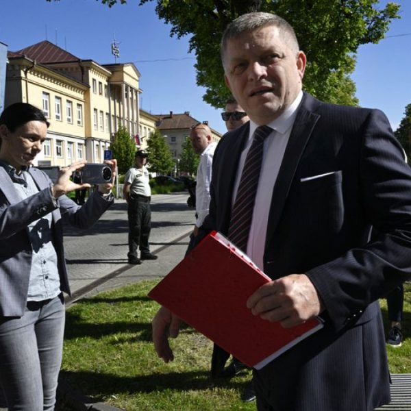 Video.  Slovakya Başbakanı Robert Fico ateşli silahlarla saldırıya uğradı ve ağır yaralandı