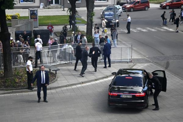 Saldırıya uğrayan Slovakya Başbakanı Fico'nun hayatı tehlikede!  Saldırı anı ortaya çıktı!  Birçok kez ateş etti