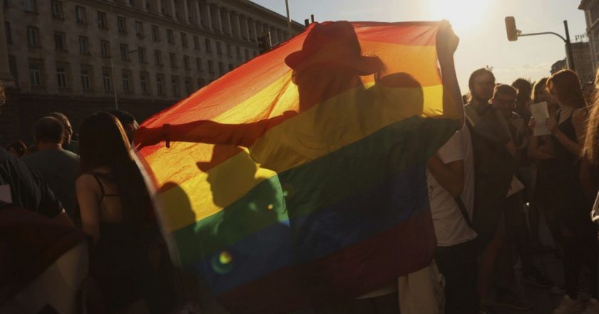 Okullarda “LGBTQ+ propagandası” yasağı Bulgar parlamentosu önünde protesto edildi