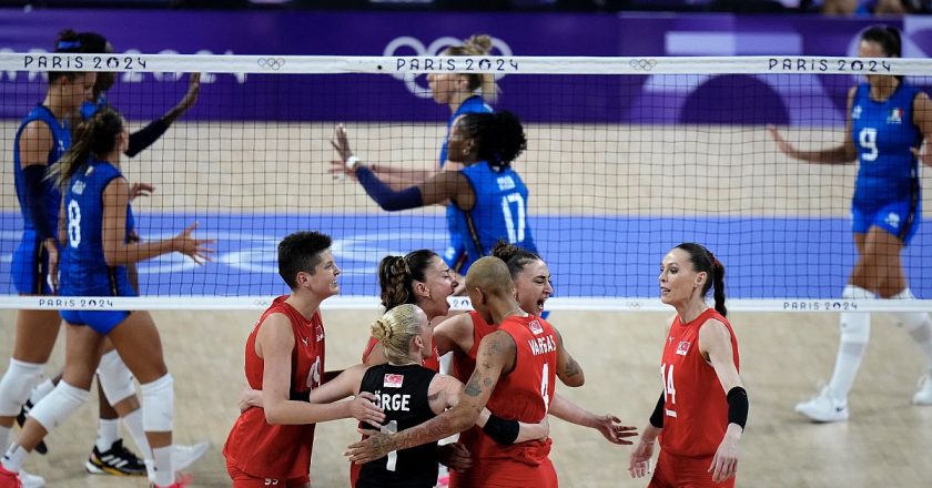 Paris 2024: Türkiye kadınlar voleybolda yarı finalde İtalya'ya yenildi