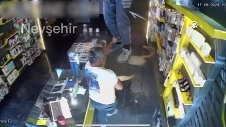 Sayacını okumak için girdiği binada bastığı zemin çökerek telefon mağazasının tavanında asılı kaldı.