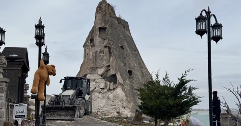 Kapadokya’da peri bacası çöktü: O anlar kameralara yansıdı!