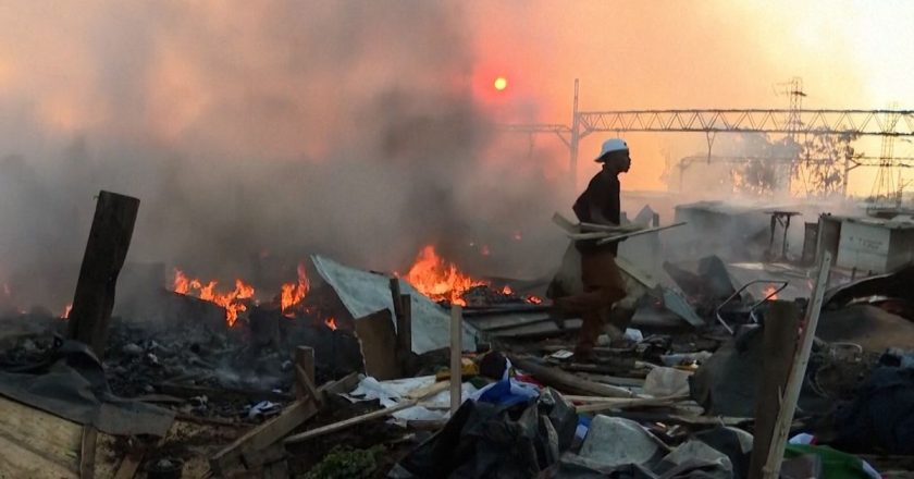 Video. Johannesburg’da bir yangın tüm mahalleyi harap etti
