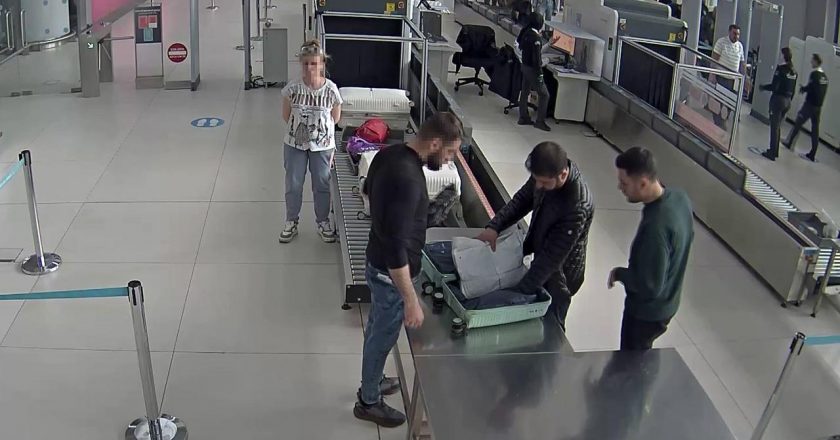 Yurda kaçak eşya sokmak isteyen 2 kişi havalimanında yakalandı