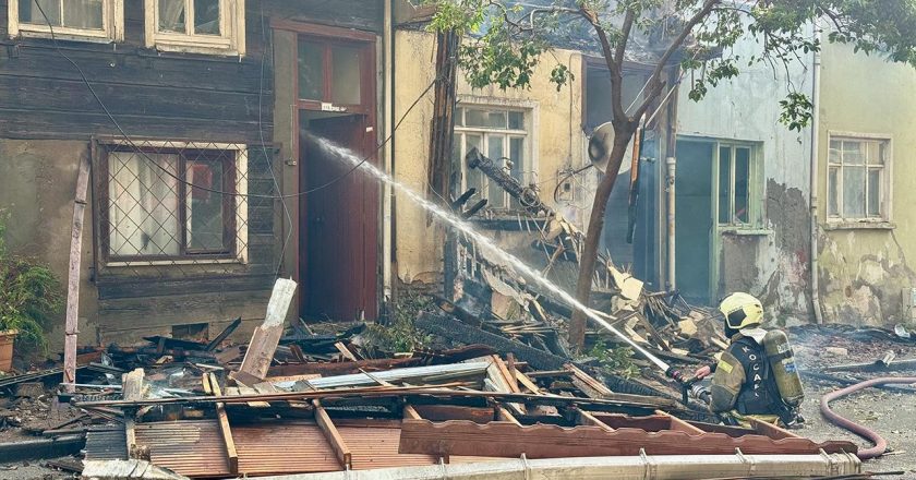 İtfaiyeciler yangına müdahale ederken ev üstlerine çöktü