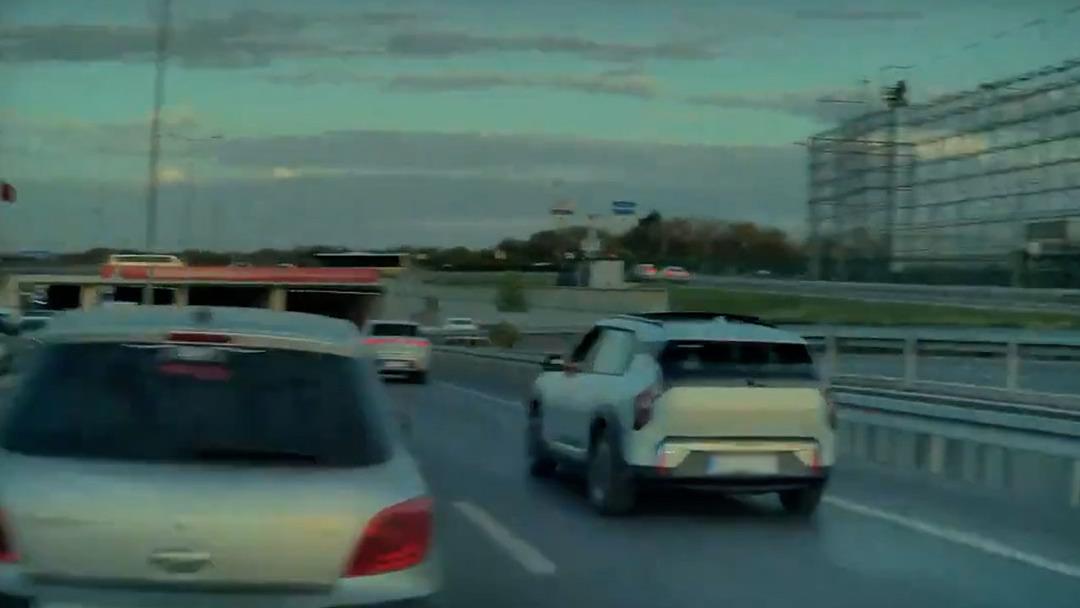 Sosyal medyada gündemdeydi! İstanbul'daki Otomatik Pilot Modunda Tesla Videosu Kontrolden Çıkış Kalpleri Ağız 2'ye getirdi