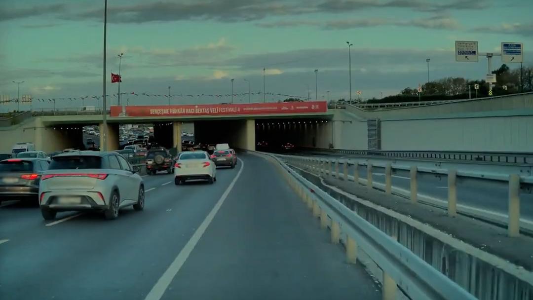 Sosyal medyada gündemdeydi! İstanbul'daki Autopilot modunda kontrolden çıkmış olan Tesla'nın videosu, kalbi ağız 5'e getirdi