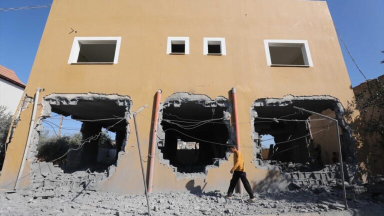 Katil İsrail ordusu, Batı Şeria’da Filistinlilere ait iki evi yıktı