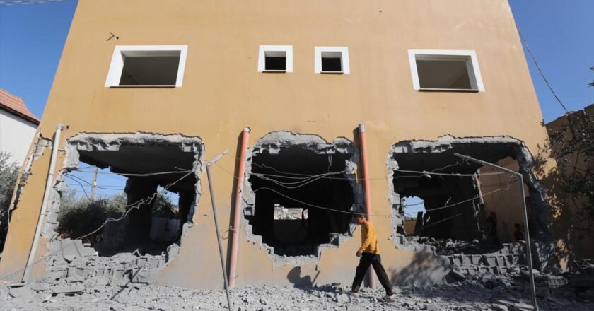 Katil İsrail ordusu, Batı Şeria’da Filistinlilere ait iki evi yıktı