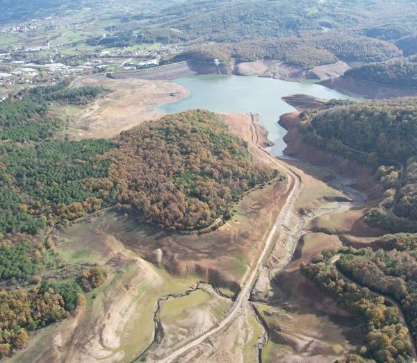 Kritik doluluk! Sular geriledi, kalıntılar gün yüzüne çıktı.