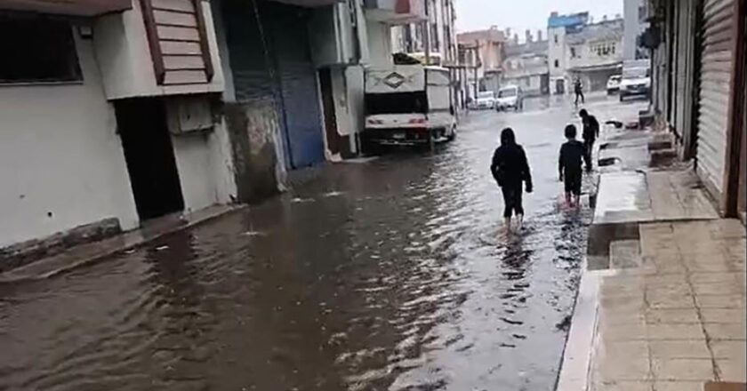 Adana’da Şiddetli Yağışlar Sokakları Su Altında Bıraktı