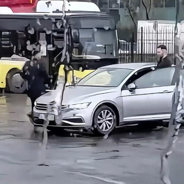 İETT Durağında Dehşet Anları: Havaya Ateş Açarak Video Çekti