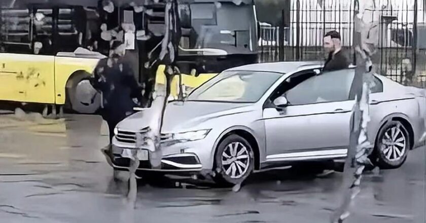 İETT Durağında Dehşet Anları: Havaya Ateş Açarak Video Çekti