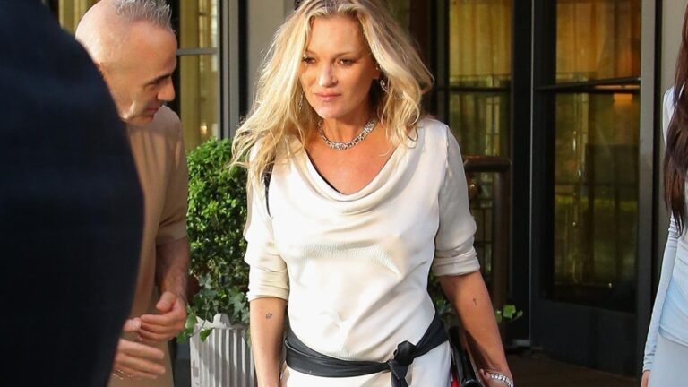 Kate Moss transparan elbisesiyle olay oldu! Yaşı gündeme geldi